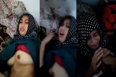 Bokep Jilbab Ibu Guru Dientot Murid di Ruang Kelas poster