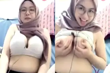 Hijab Cantik Kacamata Pamer Dada Jumbo Licin poster